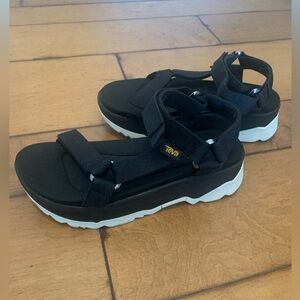 Teva black cozy sandal like new.  Sz 7.